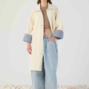 Gabardina con puños de cuadros