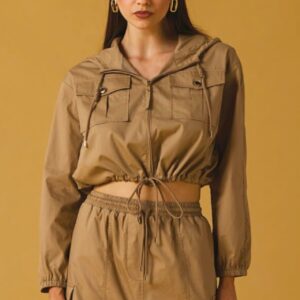 Cazadora cropped con capucha