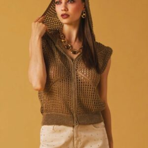 Chaqueta calada sin mangas con capucha