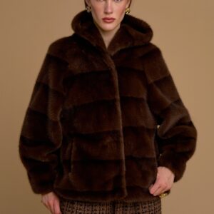 Cazadora mink con capucha